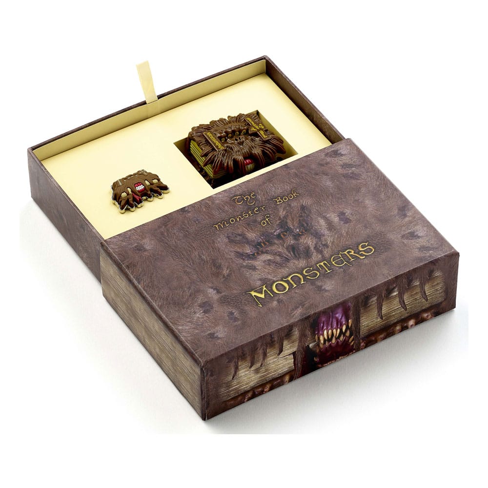 Harry Potter: Monster Book Keychain and Pin Badge Gift Set  5055583462801