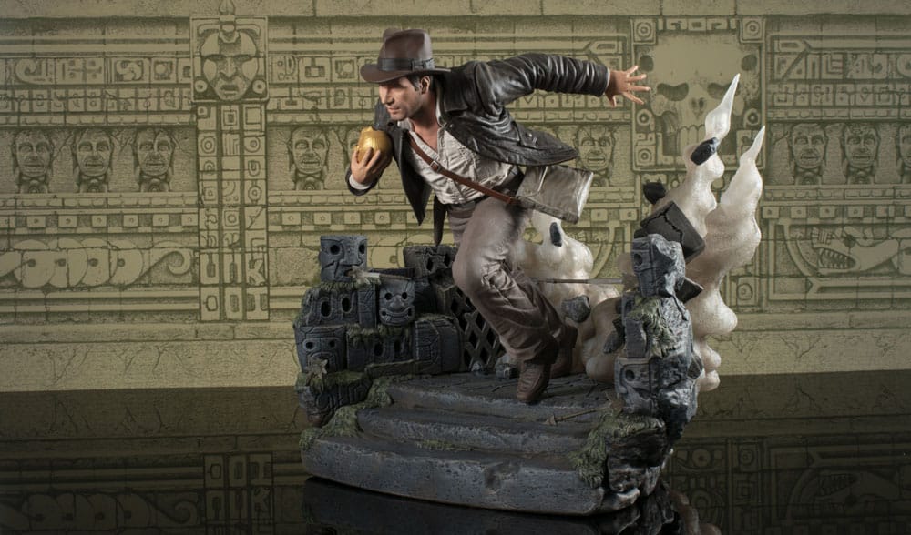 Indiana Jones: Raiders of the Lost Ark Deluxe Gallery PVC Statue Escape with Idol 25 cm 0699788846322