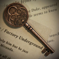 Resident Evil VIII Replica 1/1 Insignia key Limited Edition 5060662467318