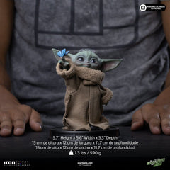 The Mandalorian & Grogu Grogu Collection Statue Grogu Butterfly WonderThe Mandalorian & Grogu Grogu Collection statuette Grogu Butterfly WonderThe Mandalorian & Grogu Grogu Collection Estatua Grogu Butterfly Wonder 0042882336693