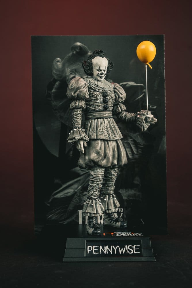 Es Welcome to Derry Movie Maniacs Figur Pennywise (Black &amp White) 16 cmIt Welcome to Derry Movie Maniacs Figure Pennywise (Black &amp White) 16 cmÇa Welcome to Derry Movie Maniacs figurine Pennywise (Black &amp White) 16 cmIt Welcome to Derry Movie Man 0787926141412