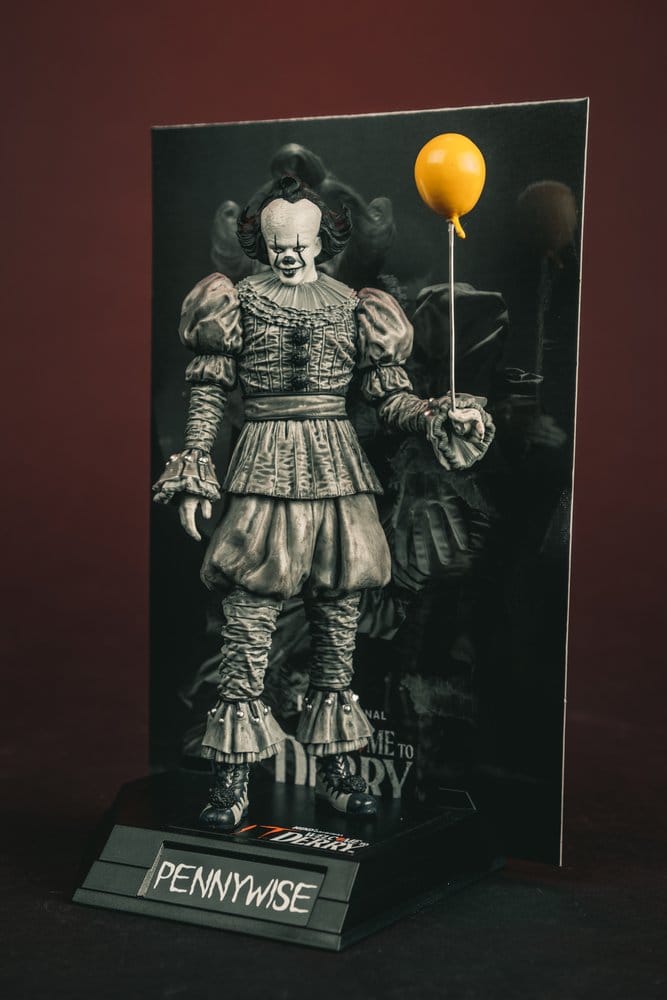 Es Welcome to Derry Movie Maniacs Figur Pennywise (Black &amp White) 16 cmIt Welcome to Derry Movie Maniacs Figure Pennywise (Black &amp White) 16 cmÇa Welcome to Derry Movie Maniacs figurine Pennywise (Black &amp White) 16 cmIt Welcome to Derry Movie Man 0787926141412