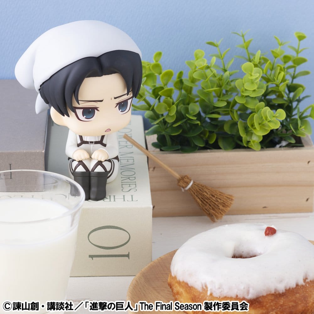 Attack on Titan Look Up PVC Statue Levi Cleaning up Ver. 11 cm     4535123849411