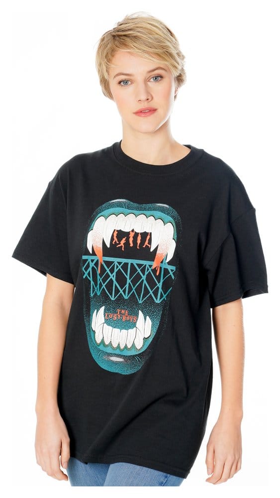The Lost Boys T-Shirt Vintage Hanging Größe XXLThe Lost Boys T-Shirt Vintage Hanging Size XXLGénération perdue T-Shirt Vintage Hanging (XXL)Jóvenes ocultos Camiseta Vintage Hanging Talla XXL 5054015509664